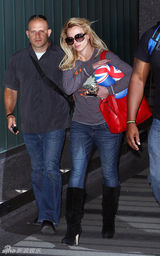 高清组图：布兰妮澳洲演唱会结束 回国遭粉丝围堵