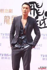 组图：陈怡蓉演风骚老板娘 王阳明开镜汗如雨下