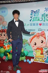 组图：刘以豪进军日本拍戏 装肚痛扮冷酷男