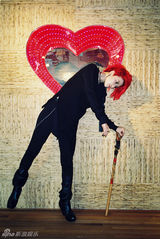 组图：谭维维最新写真曝光 红发大展另类风