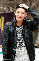 幻灯组图：韩国演员李准基入伍现场 剃短发摸头傻笑