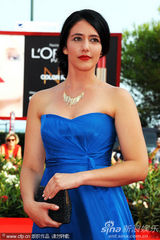 组图：《替代》首映礼 莎朗-塔尔蓝裙惊艳红毯