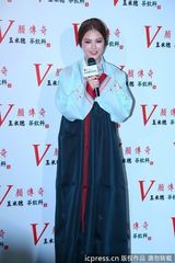 组图：昆凌枚红色短裙秀美腿 换韩服卖力吆喝代言