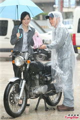 组图：范逸臣湿身拍MV 卜学亮送天心写真集慰劳