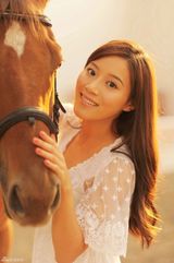 组图：蔡蝶发初春写真 飘逸白裙夕阳璀璨马场