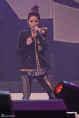 组图：Twins开唱庆出道十年 镇定处理现场意外