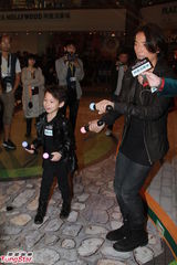 组图：游戏机迷郑伊健游戏展与小粉丝同乐