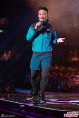 组图：古惑仔五子开唱显本色 伊健小春示爱太太