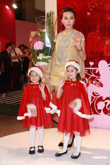 组图：刘嘉玲蛋糕裙大秀美腿 赞梁朝伟细心体贴