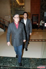 组图：霍震霆见长孙心情大好 劝儿媳晶晶多休息