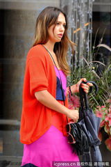 组图：阿尔芭桃红拼接裙养眼迷人