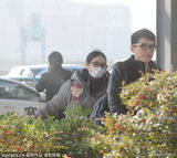 组图：刘诗诗戴口罩睡眼惺忪 疑返京探班吴奇隆