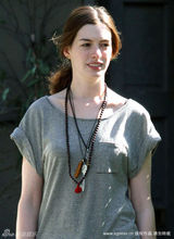 幻灯：海瑟薇出街素颜朝天 皱眉瞪眼囧囧有神