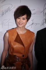 组图：群星亮相《首映》慈善跨年晚会红毯