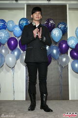 组图：温升豪35岁生日圆歌手梦 唱新歌回馈歌迷