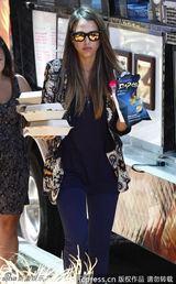 组图：阿尔芭与助理街边用餐 贴心为同事打包