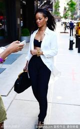 组图：蕾哈娜内衣外穿赶赴纹身会所 粉丝激动献花