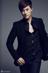 组图：刘晓虎魅力型男气质写真 眼神清澈率性十足