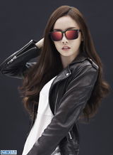 组图：KARA具荷拉拍写真 墨镜抢眼潮范足