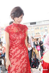 组图：Ella坐花轿亮相订婚宴 好友阿雅现身祝福