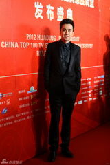 组图：吴奇隆刘诗诗李小璐等亮相华鼎奖红毯