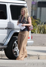 组图：希拉里-达夫宽松装漫步 手臂粗壮似发福