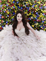 组图：莎拉-布莱曼花朵写真 长裙露乳沟显风韵