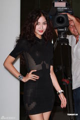 组图：众星出席新店开幕 Angelababy黑色透视秀身材