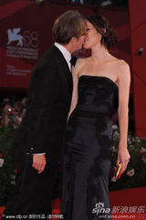 组图：《锅匠》首映 科林费斯加里奥德曼携妻亮相