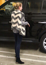 组图：艾玛-罗伯兹街拍LOOK奶油色黑纹马甲保暖