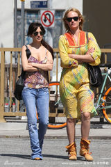 幻灯图集：妮可-里奇胸部缩水 吊带衫露内衣