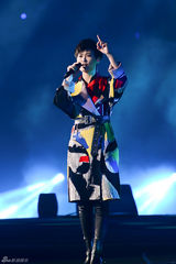 组图：水果姐土豪金献中国首秀 春春靓颖同台