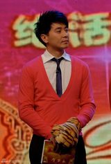 幻灯图：保剑锋虎爪伸向主持界 携“小保”闹新春