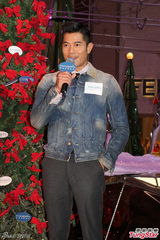 组图：郭富城享受秀肌肉 单身圣诞节与妈妈度过