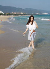 组图：网曝撒贝宁校花新欢系旧爱 俯身戏水走光