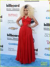 组图：麻辣鸡明艳红裙似芭比 爆乳装浑圆双球