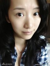 组图：李念晒居家自拍露乳沟 素颜清新