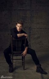 组图：《吸血鬼日记》发全员角色照 妮娜红裙抢镜