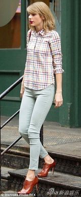 组图：泰勒格子衬衫清纯出街 气质脱俗似邻家妹