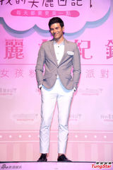 组图：凤小岳亮相产品代言 西装笔挺帅气有型