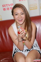 组图：胡夏渴望演赛车手 郑欣宜否认与老外激吻