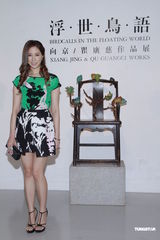 组图：徐子淇被女儿画作吓到 送小女儿高跟鞋