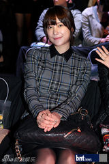 组图：裴素恩赵达焕等众星盛装出席时装展