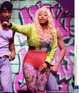 组图：麻辣鸡个唱粉丝强行上台 与保镖激烈扭打