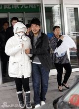 幻灯图：郭晓冬搀扶妻子出院 儿子包裹严实睡意正酣