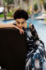 高清图：张茜化身古典女神 印染长裙展优雅风情