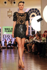 高清组图：辣妈超模米兰达-可儿现身悉尼走秀