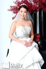 组图：WG先艺携夫贺朱雅敏大婚 宽衫遮孕肚