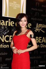 组图：杨幂露肩红裙出席颁奖礼 Ella粉长裙惊艳  