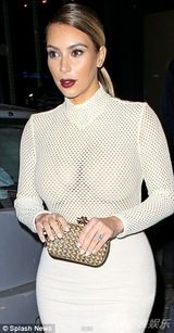 组图：卡戴珊网纹装豪气亮相 肉色上衣似真空